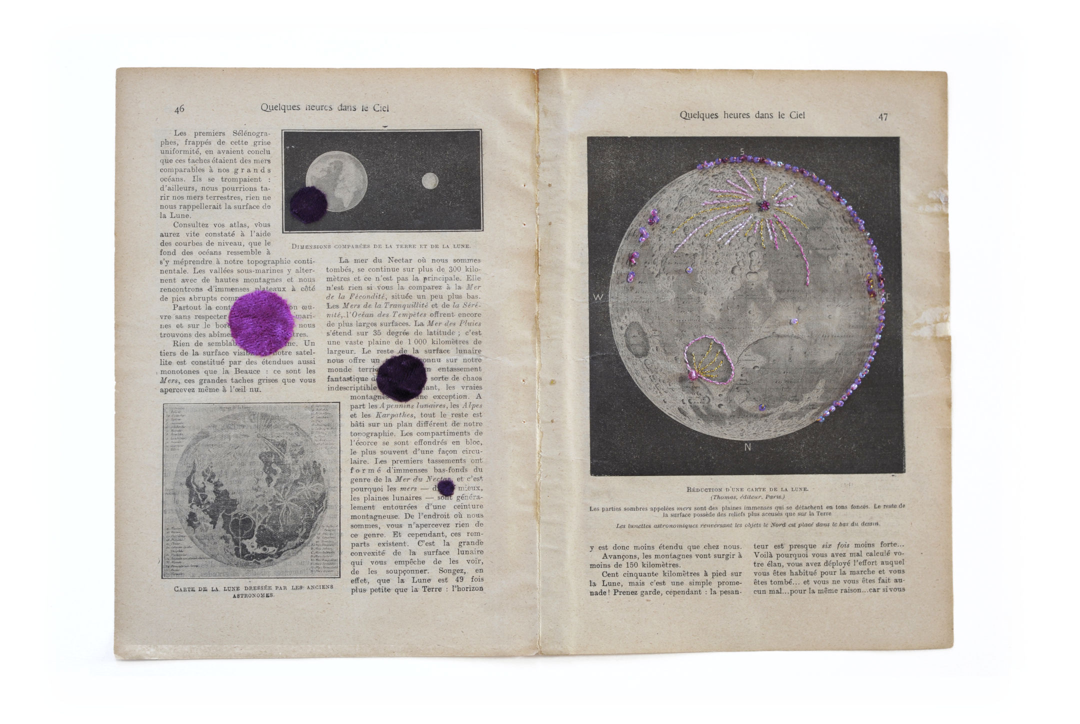 Dimensions comparées de la Terre et de la Lune. Carte de la Lune dressée par les anciens astronomes. Réduction d’une carte de la une (Thomas, éditeur, Paris). Les parties sombres appelées mers sont des plaines immenses qui se détachent en tons foncés. Le reste de la surface possède des reliefs plus accusés que sur la Terre. Les lunettes astronomiques renversant les objets le Nord est placé dans le bas du dessin. Broderies et perles sur papier imprimé ancien. Mauve, violet, rose.