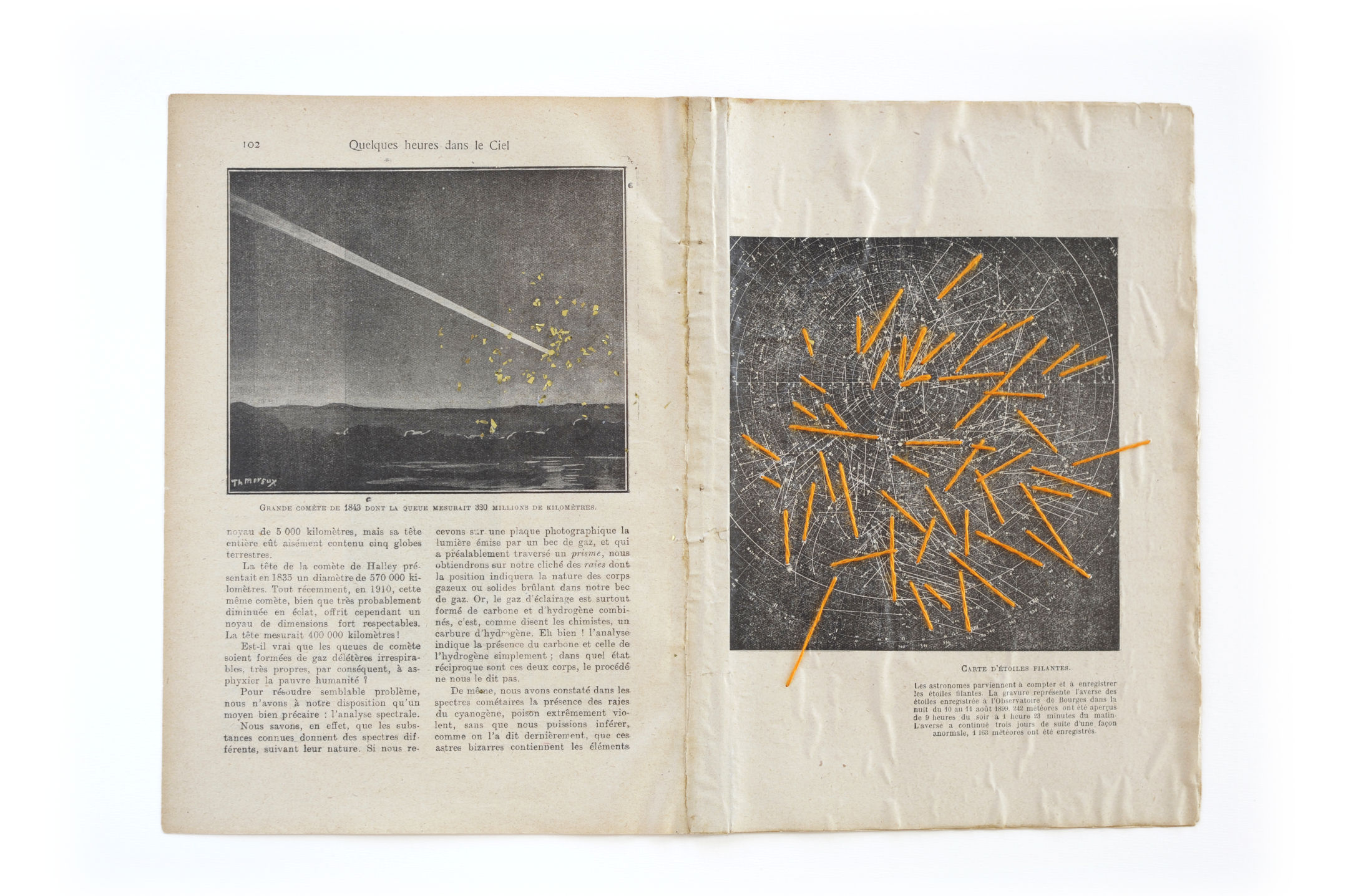 Grande comète de 1843 dont la queue mesurait 320 millions de kilomètres. Carte d’étoiles filantes. Les astronomes parviennent à compter et à enregistrer les étoiles filantes. La gravure représente l’averse des étoiles enregistrée à l’Observatoire de Bourges dans la nuit du 10 au 11 août 1899. 242 météores ont été aperçus de 9h du soir à 1 heure 23 min du matin. L’averse a continué trois jours de suite d’une façon anormale, 1163 météores ont été enregistrés. Broderies orange.