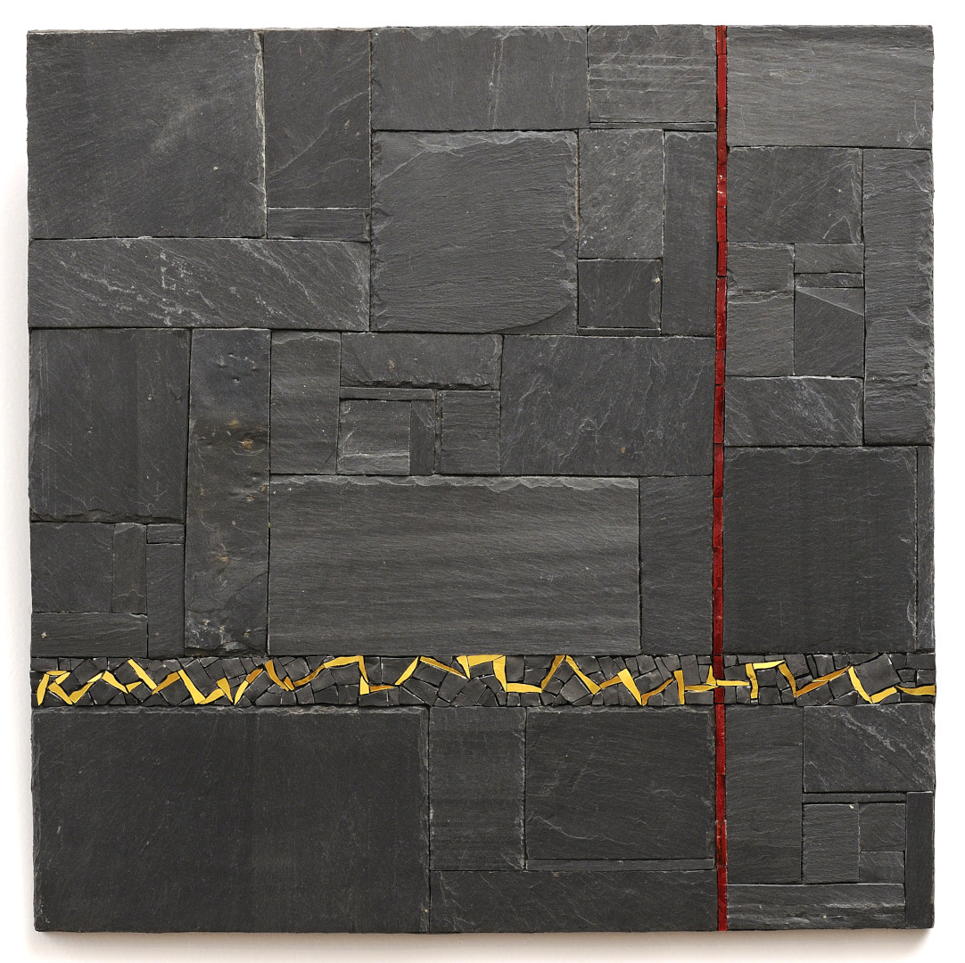 Mosaique carré gris sombre avec un filet vertical rouge vif et une ligne horizontale telle un ruban doré
