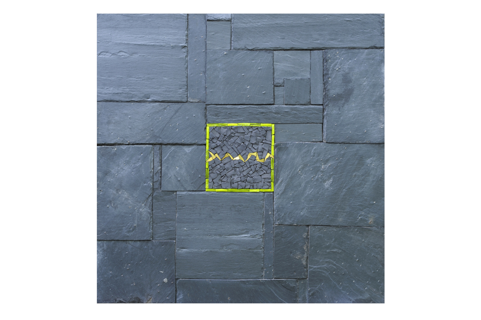 Mosaïque carré d'ardoise gris à la surface accidentée, avec au centre le contour d'un petit carré vert vif acidulé et une onde or