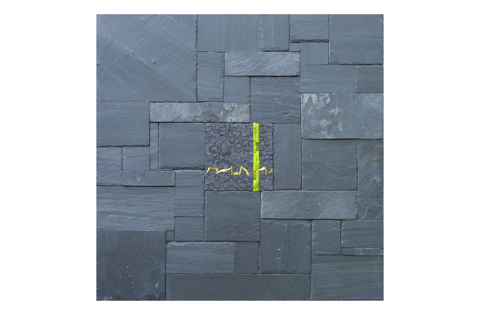 Mosaïque d'un petit carré gris avec son filet vertical vert acide au milieu d'un grand carré gris avec un relief géométrique des ardoises