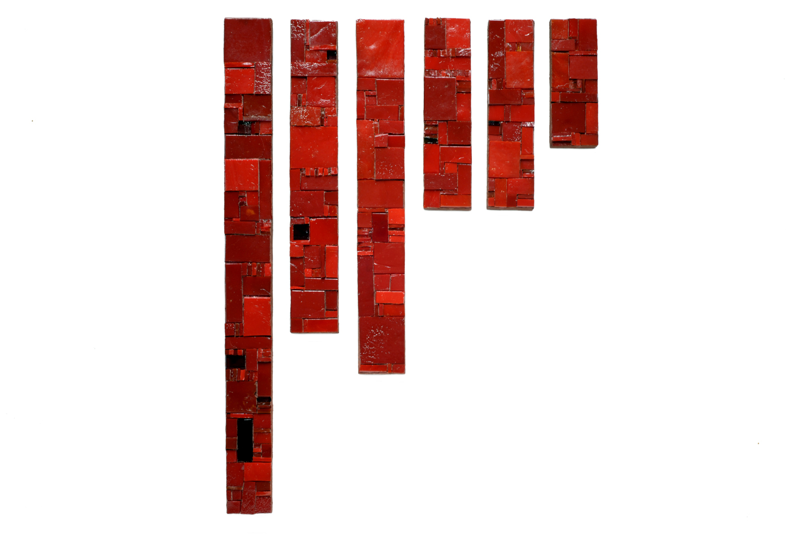 Ensemble de 6 barres verticales de mosaïque rà dominante rouge avec un travail de relief et d'assemblage de formes géométriques