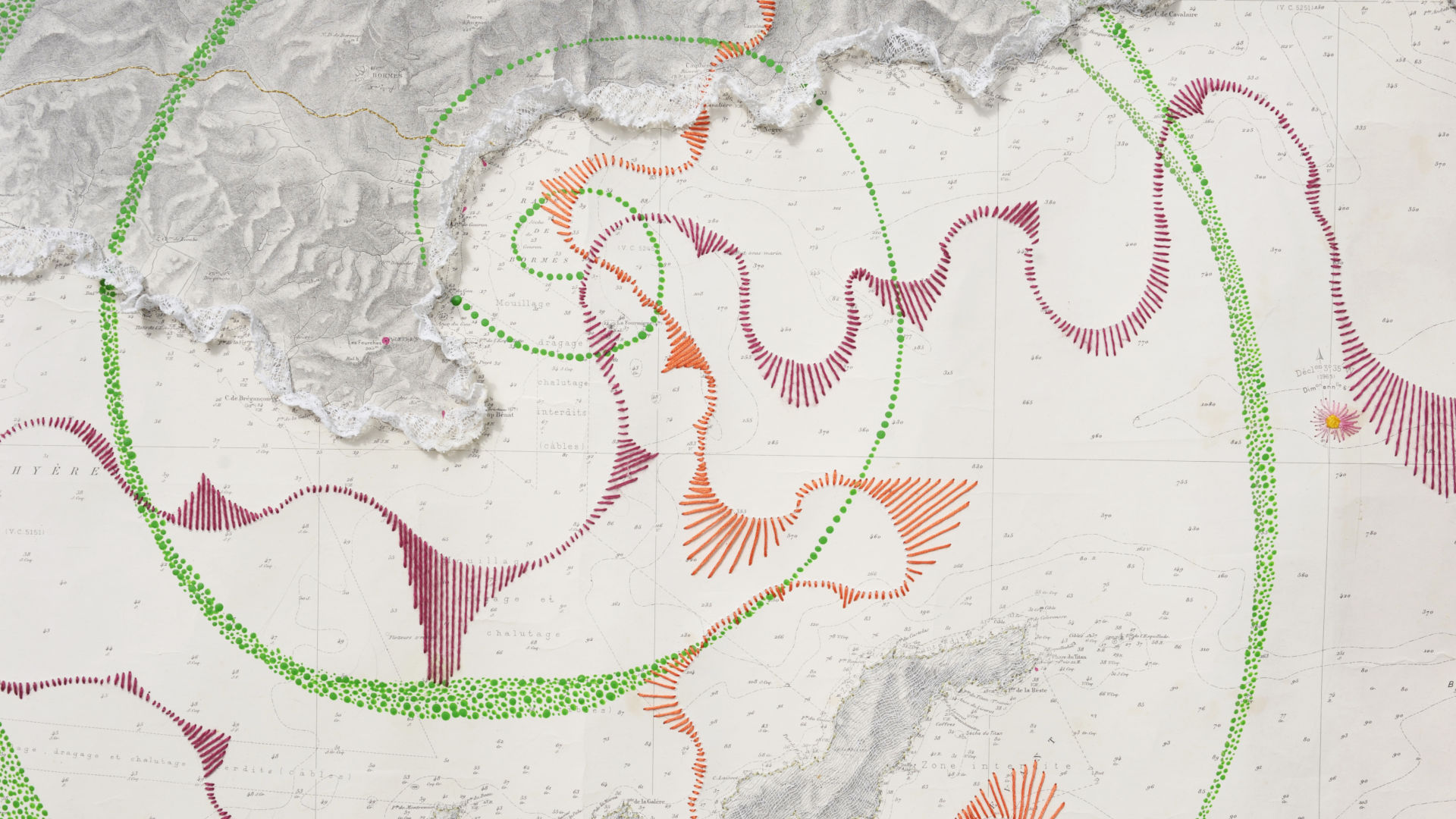 Détail de l'oeuvre, arabesques brodées rose orange et vert sur une carte marine en papier