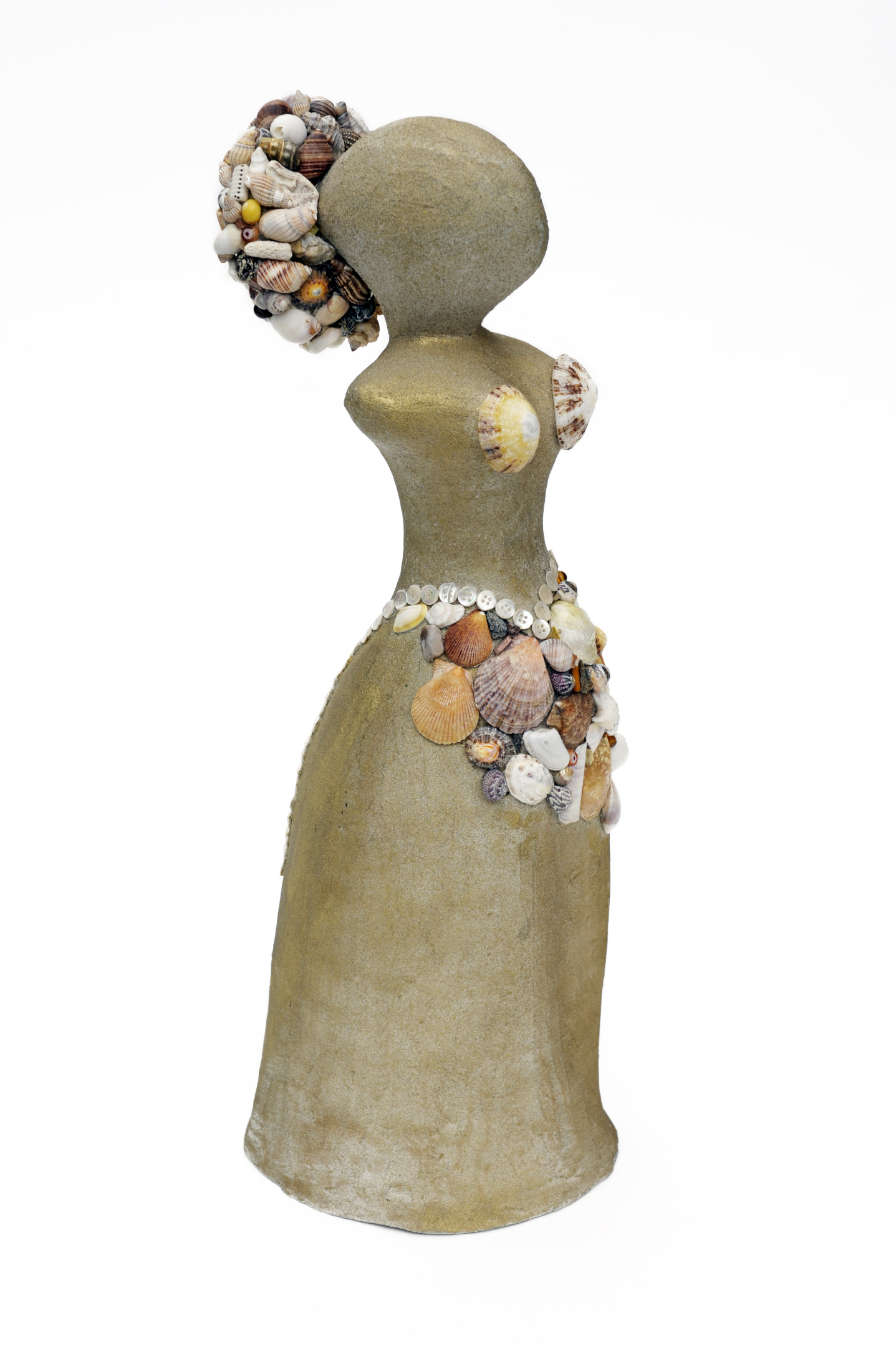 Statuette de femme vêtue de coquillages