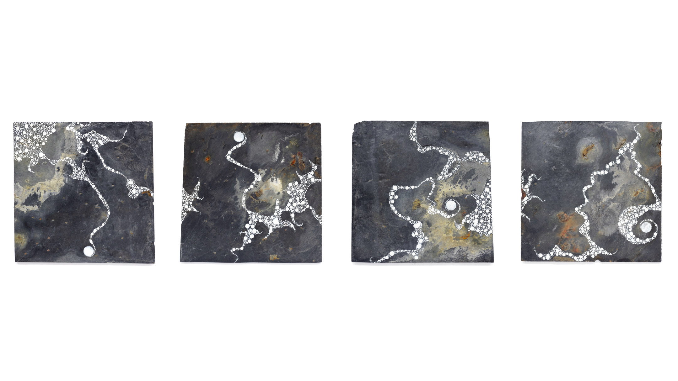 Mouvements d'une lune dans une série de 4 ardoises aux formes abstraites évoquant une galaxie peintes sur une ardoise gris et rouille, format carré