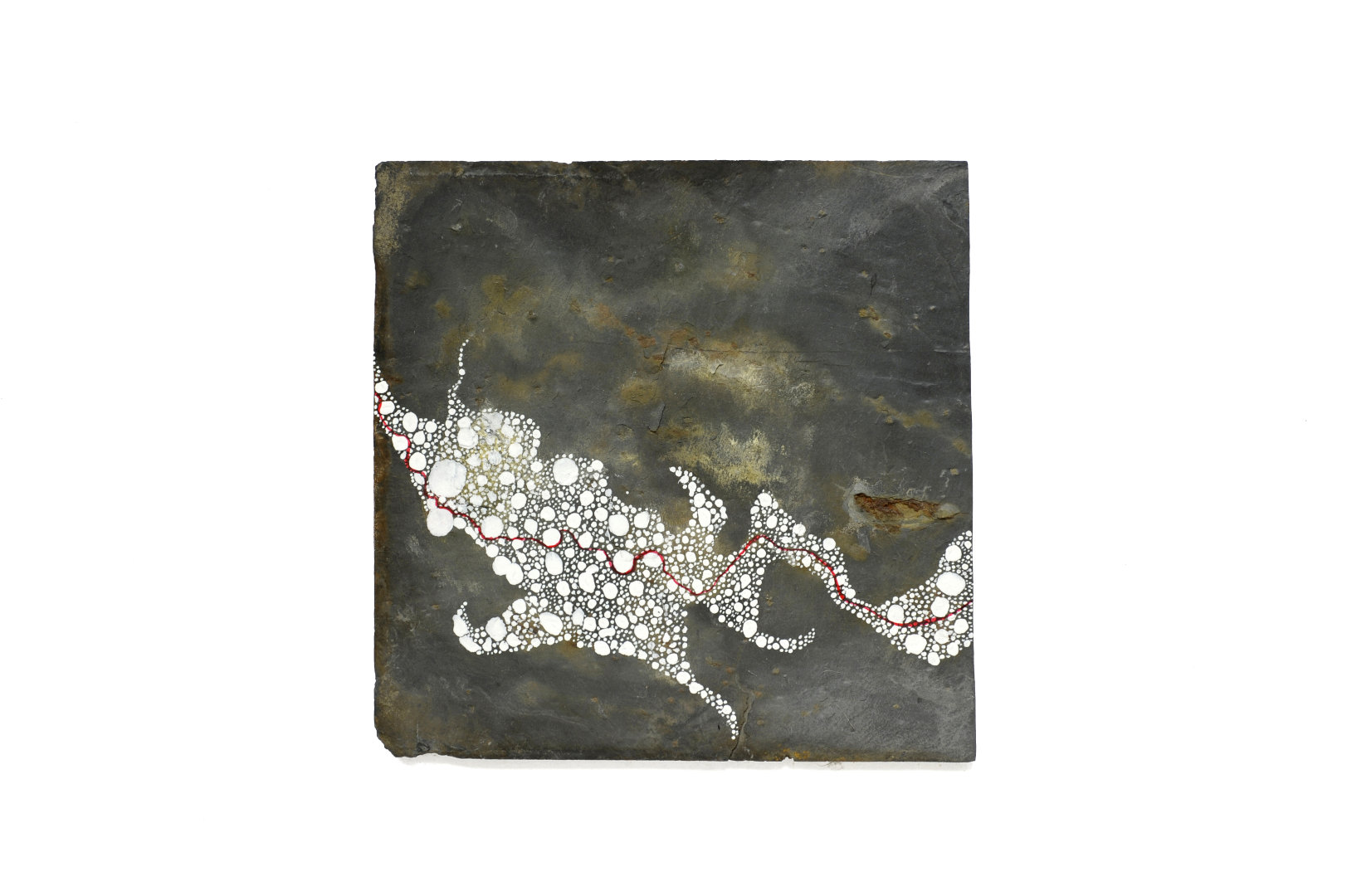 Ardoise grise de format carré - Envolée d'un fil rouge sur un motif pointilliste blanc