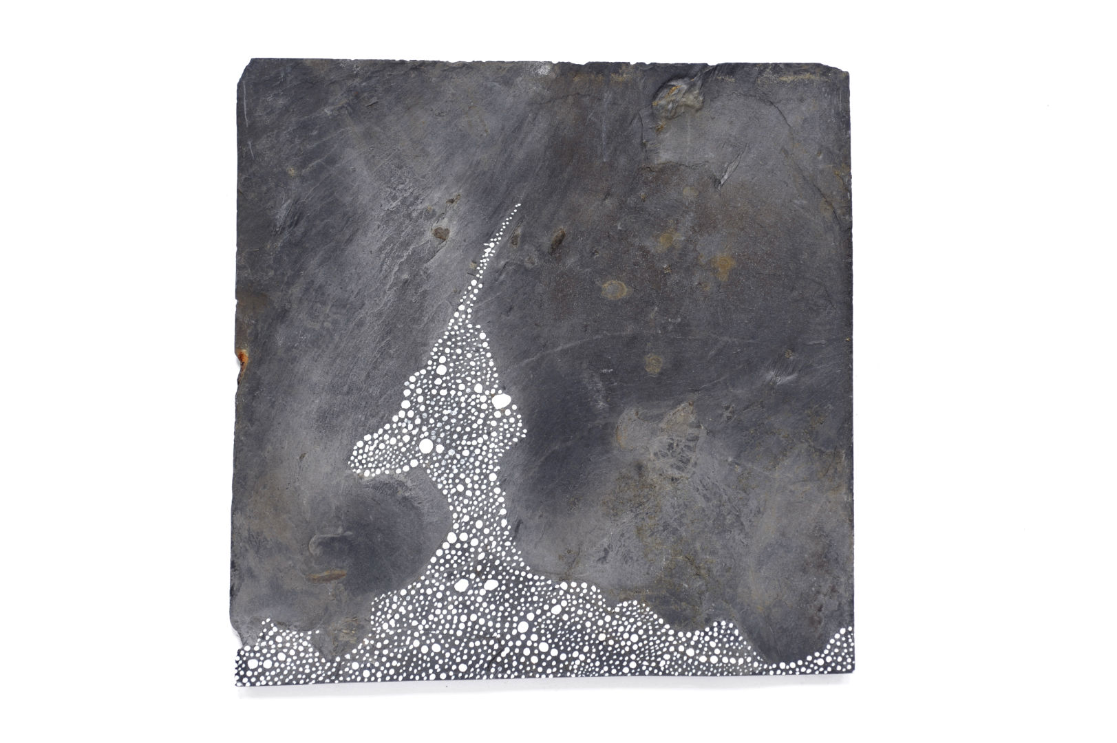 Peinture blanches sous forme de points dans les sillage et les fissures du roc