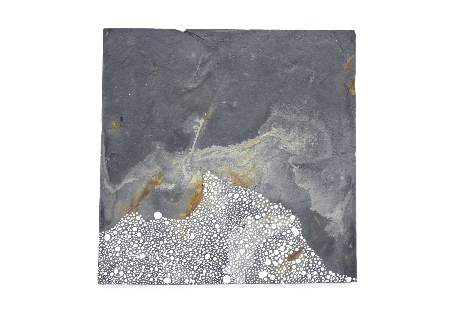 Ardoise et peinture blanche