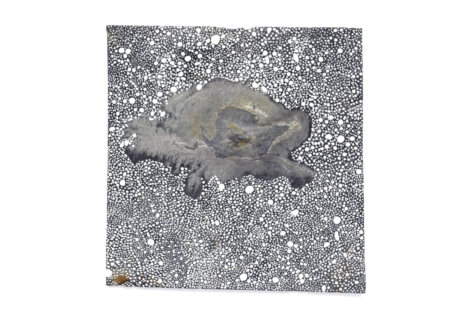 Jeu de matière entre la peinture et son support ardoise évoquant la neige et une île - Par Sylvie Hénot Artiste contemporaine