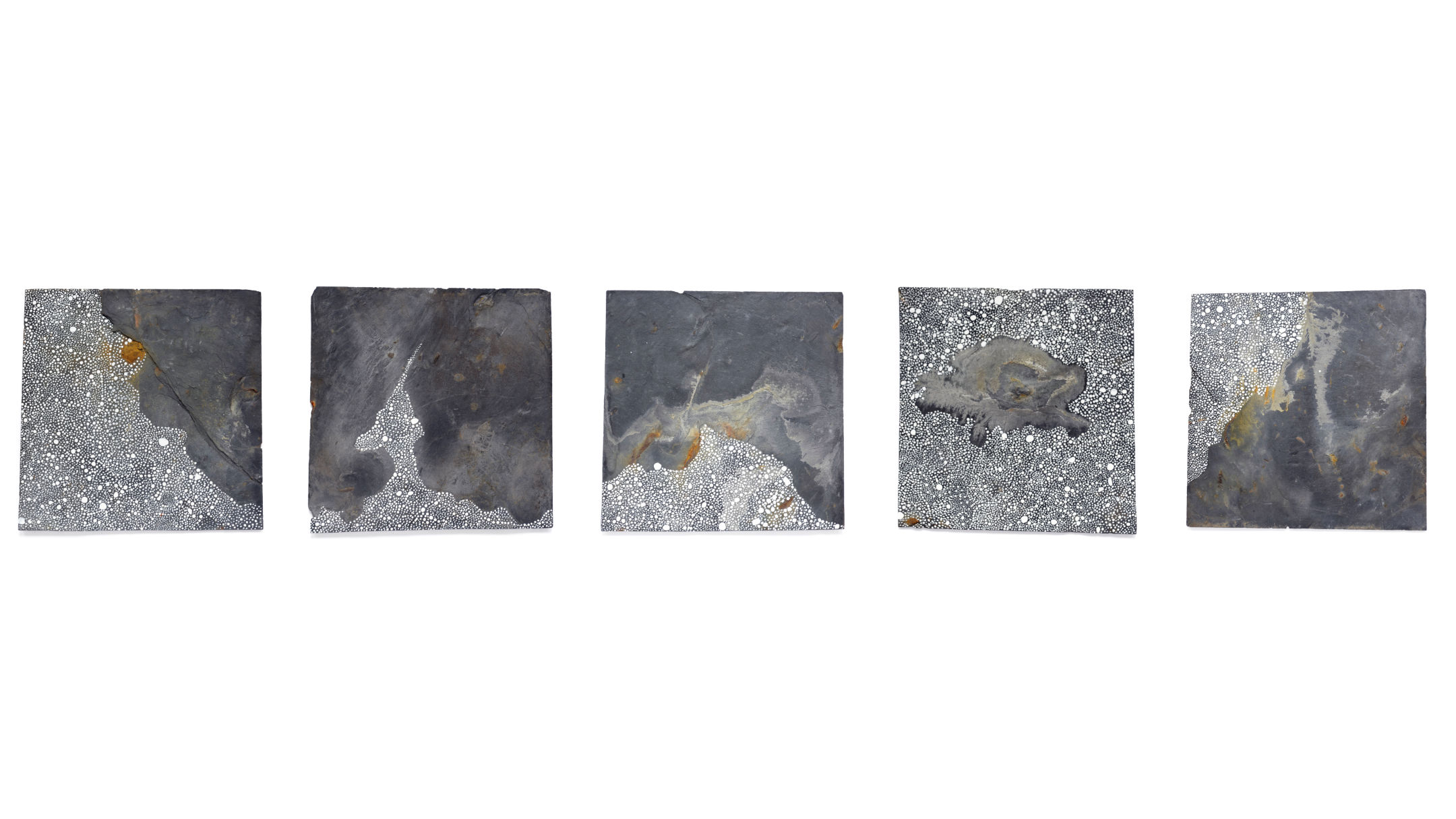 Série de 5 ardoises abstractions pointillistes blanches jouant avec la matière ardoise du support évocation de cimes et montagnes sous la neige