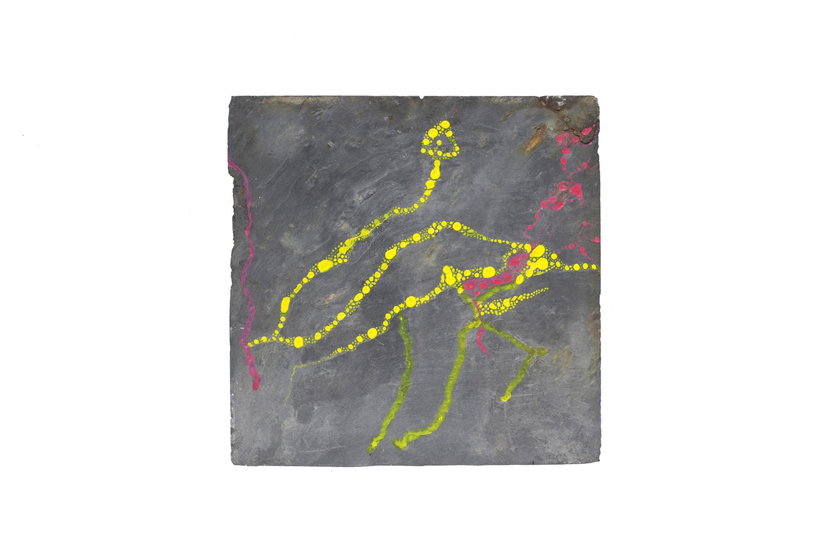 Formes abstraites en jaune et rose vif évoquant des algues, plantes sous-marines ou organismes des mondes sous-marins peintes sur une ardoise