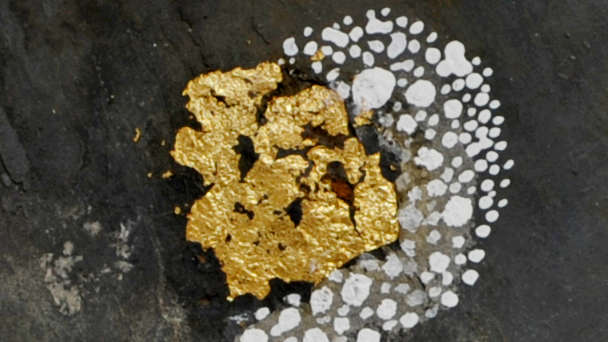 Détail feuille d'or matière peinte sur ardoise
