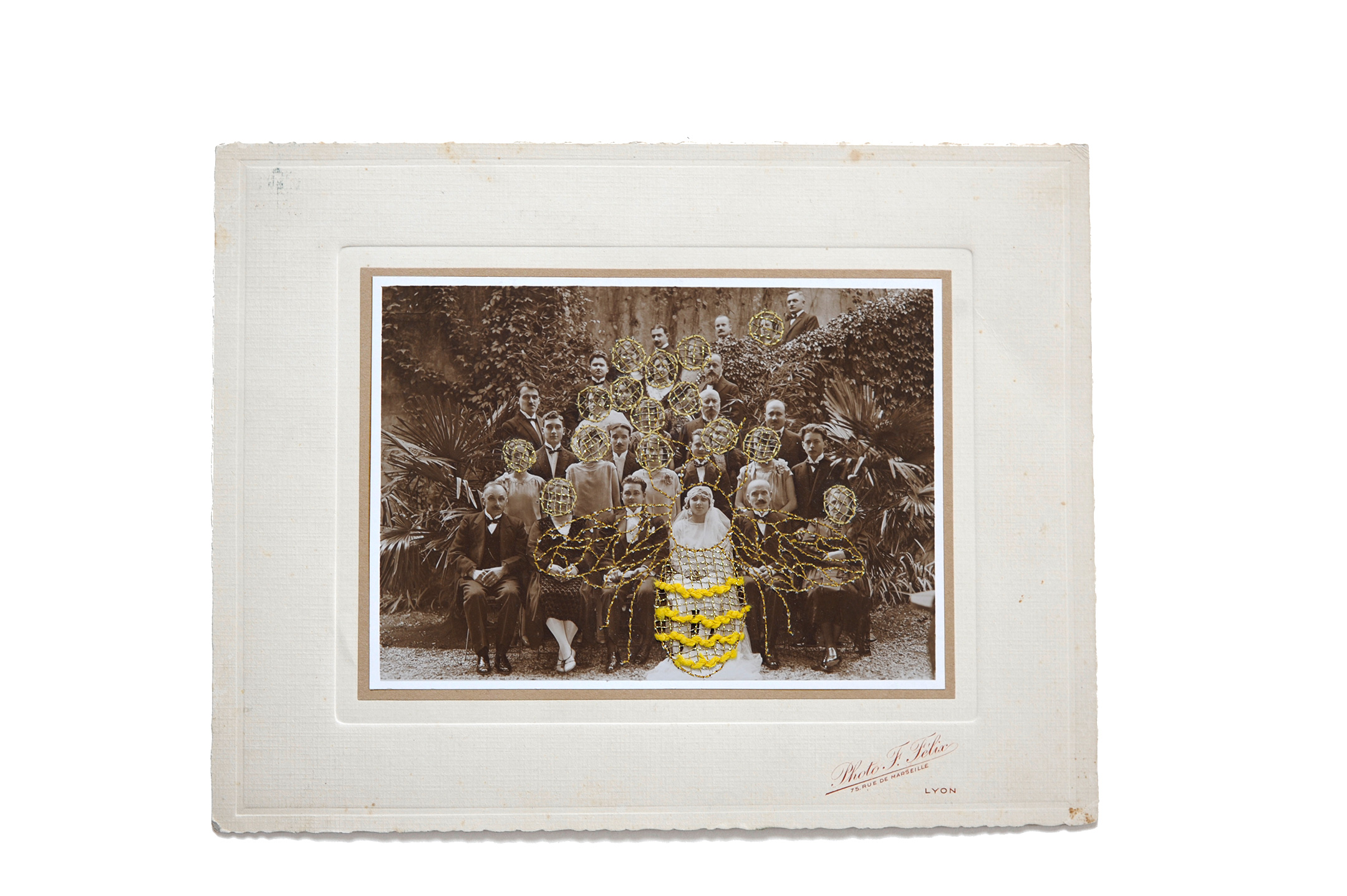 Abeille jaune brodée sur la mariée sur une ancienne photo de mariage ancienne
