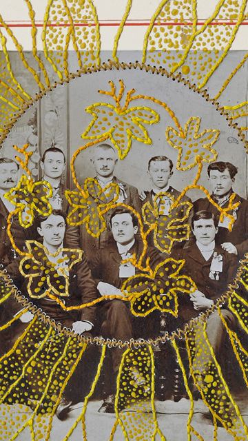 Photographie ancienne - Portrait collectif d'un groupe d'homme brodé de motifs floraux soleil jaune par l'artiste Sylvie Hénot