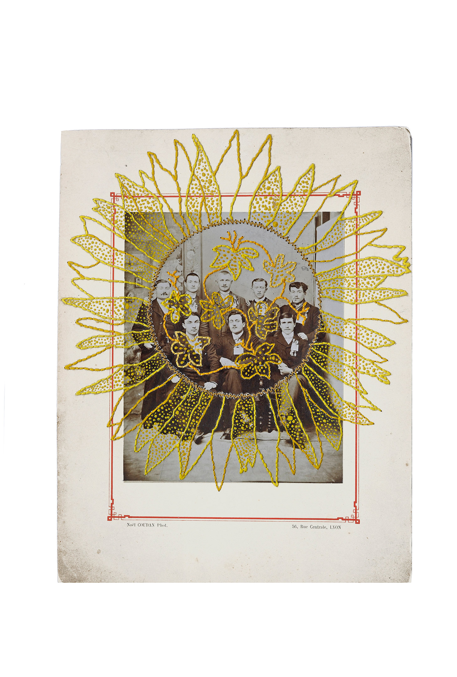 Soleil jaune tournesol jaune brodé sur la photo ancienne d'un groupe d'hommes en costume