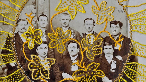 Portrait collectif d'hommes en costume brodé de motifs floraux jaune
