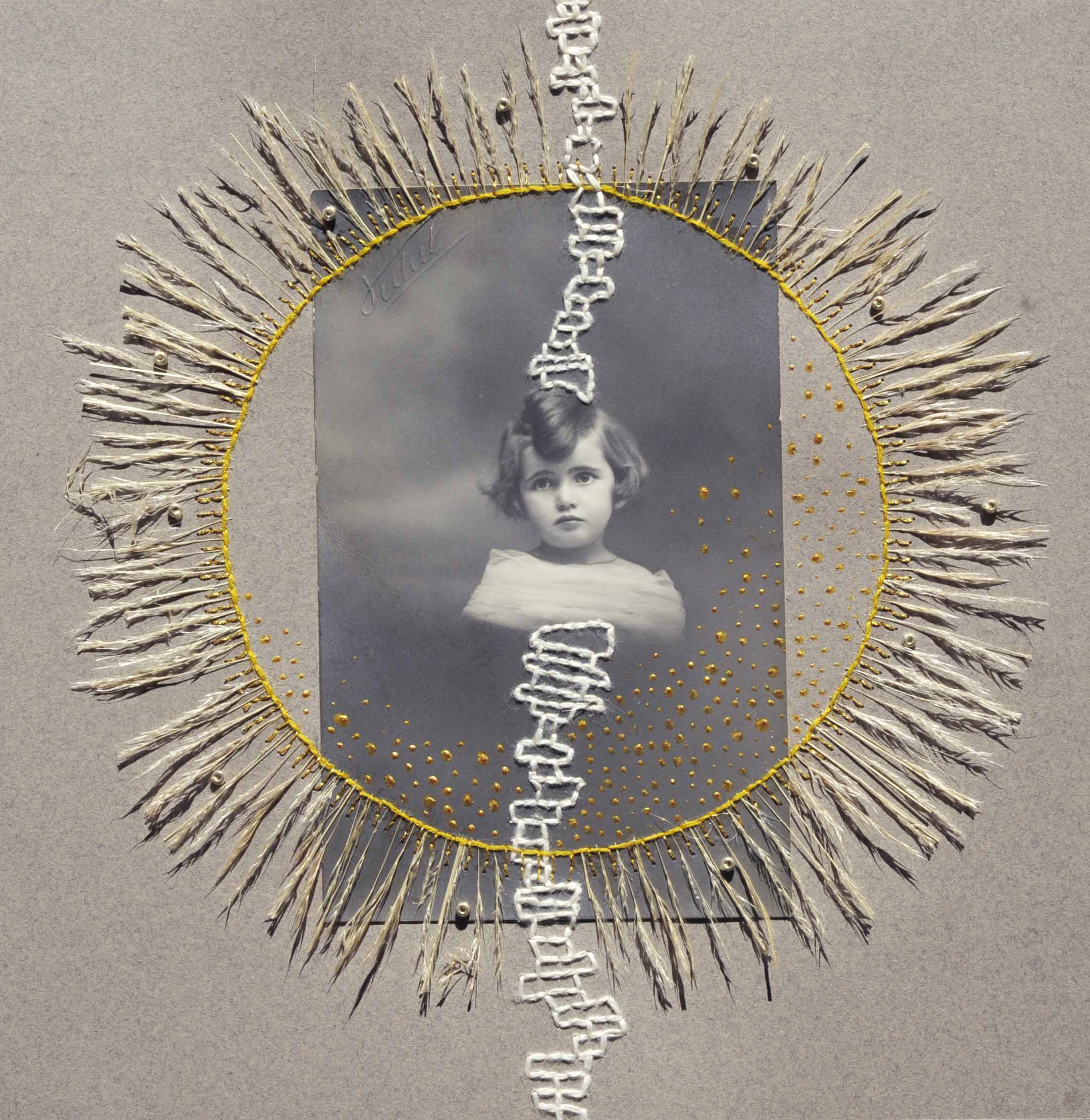 Photographie ancienne brodée représentant un portrait d'enfant auréolé par une broderie jaune et blanche en forme de soleil