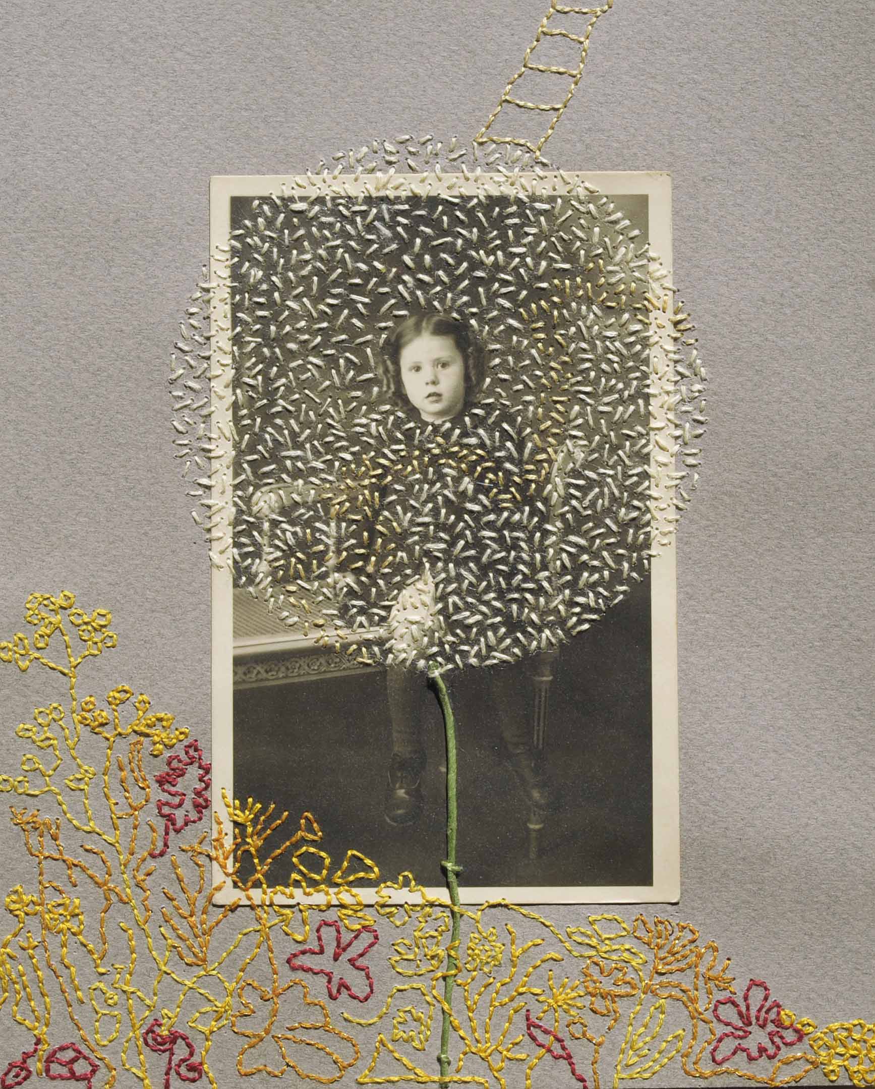 Photographie ancienne d'une jeune fille dont le visage est entouré par un motif de broderies par Sylvie Hénot, artiste plasticienne