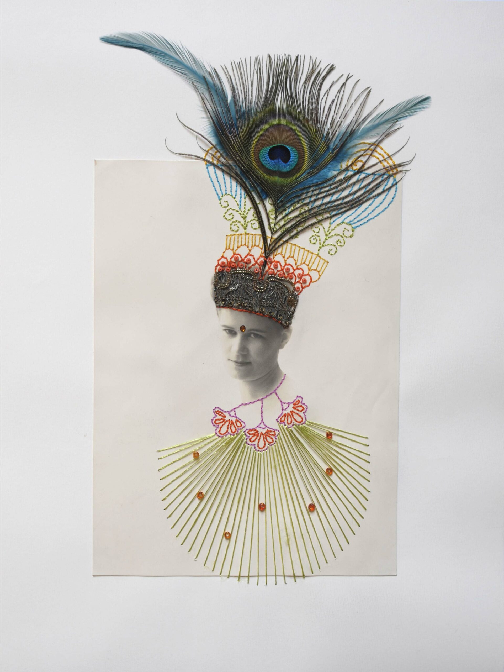 Portrait photographie ancienne d'une femme, sur-brodé par l'artiste Sylvie Hénot de broderies fils et de perles, et d'une plume de paon formant une coiffe majestueuse